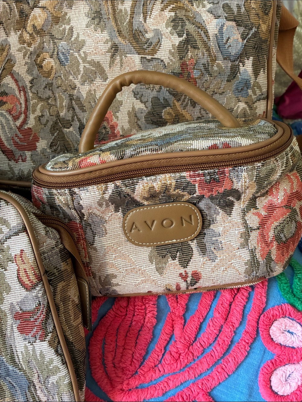 Vintage Avon Floral Tapestry 4 Piece Travel bag set Like New - Picture 4 of 10
